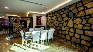 Executive Suite, Patio, Courtyard View | In-room dining