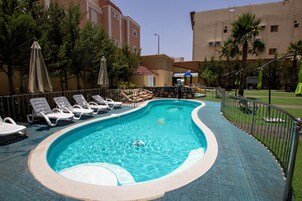 15 piscinas al aire libre, sombrillas