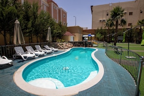 15 piscines extérieures, parasols de plage