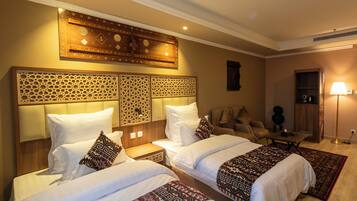 Chambre Luxe avec lits jumeaux, plusieurs lits, salle de bains privée | Literie de qualité supérieure, bureau