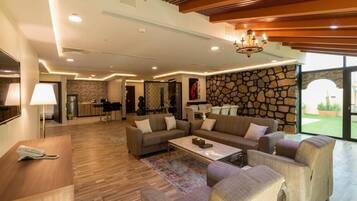 Suite Exécutive, patio, vue cour intérieure | Cuisine privée | Réfrigérateur, bouilloire électrique