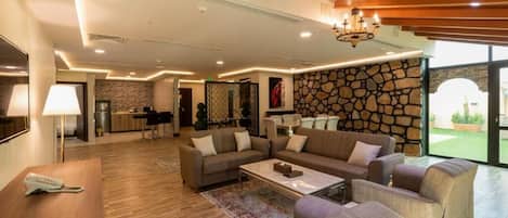 Suíte executiva, varanda, vista para o pátio | Cozinha privada | Geladeira, chaleira elétrica