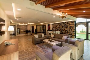 Executive Suite, Patio, Courtyard View | Private kitchen