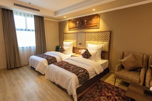 Habitación de lujo con 2 camas individuales, varias camas, baño privado | Ropa de cama de alta calidad y escritorio