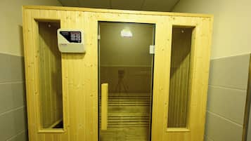 Una sauna de madera con panel de control, puerta corredera y suelo de baldosas.