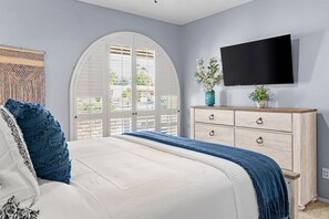 4 bedrooms, desk, iron/ironing board, travel crib - The Rusty Cactus - Heated Pool, Spa, & More! (Phoenix)