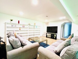TV, computer monitors - Charming 2-bedroom & 1 Full bath basement apartment with AC in lovely Edmonds (Edmonds)