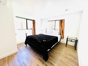 2 bedrooms, desk, iron/ironing board, free WiFi - Charming 2-bedroom & 1 Full bath basement apartment with AC in lovely Edmonds (Edmonds)