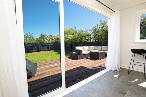 Cottage on Strasbourge: 2-minute walk to Martinborough Square, bikes