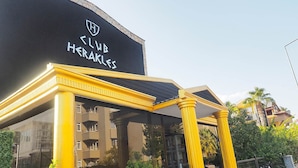 Un bâtiment sur lequel on peut lire l’inscription « CLUB HERAKLES ».