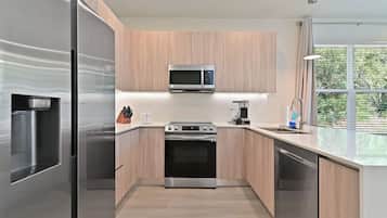 Refrigerador, microondas, horno, placa de cocina