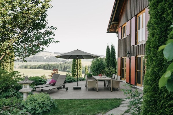 Outdoor dining - Apartment 'Sonneck' with Mountain View, Private Terrace and Wi-Fi (Weitnau)