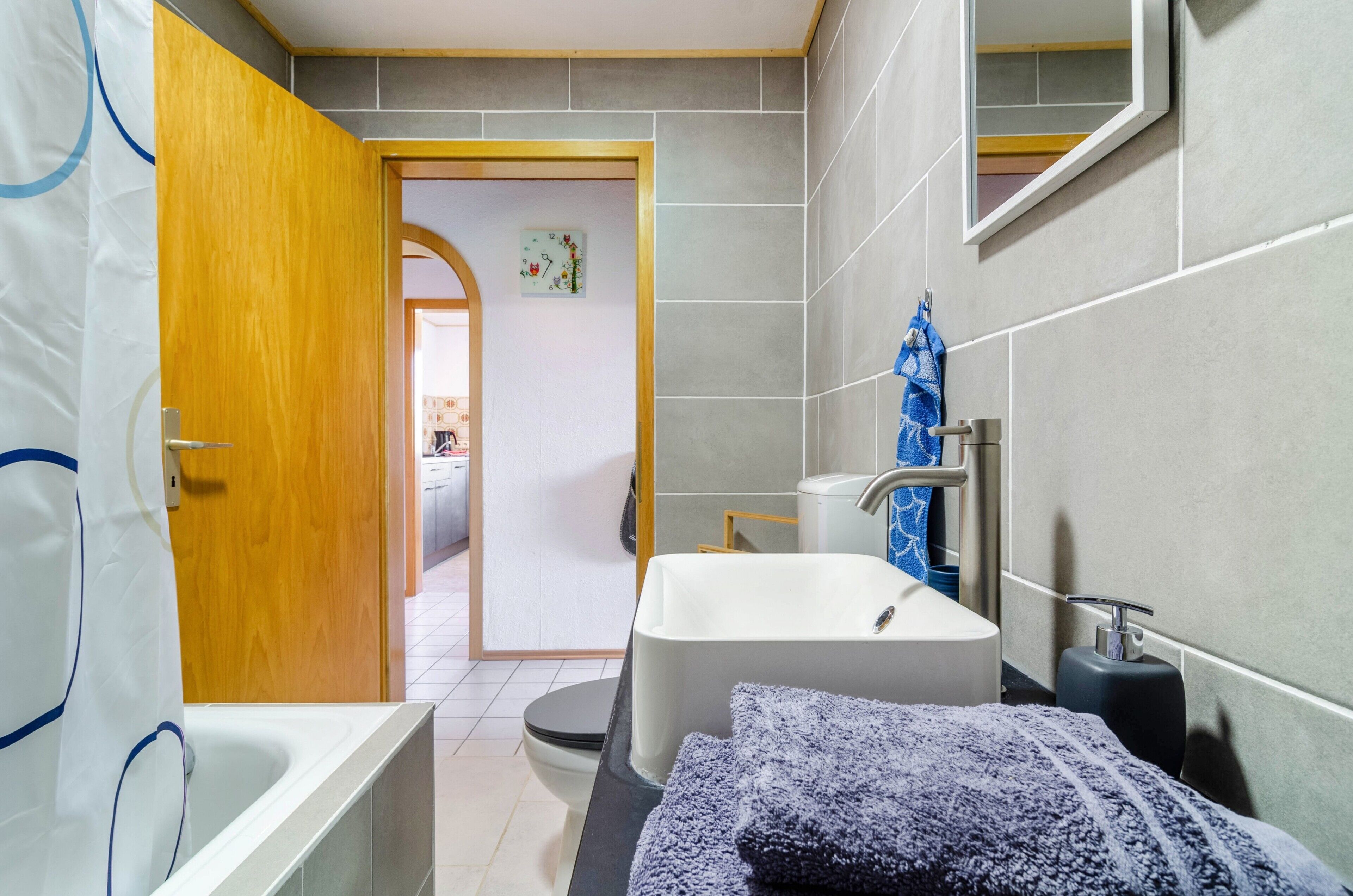 Douche, sèche-cheveux, serviettes fournies