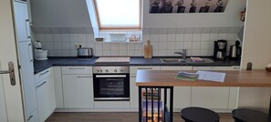 Frigorífico, microondas, horno y lavavajillas