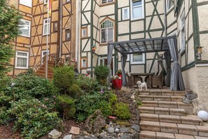 Outdoor dining - Apartment 'Vogelnest Adlerhorst' with Shared Pool, Wi-Fi and Air Conditioning (Mühlhausen/Thüringen)