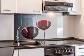 Fridge, microwave, oven, stovetop - Apartment 'Vogelnest Adlerhorst' with Shared Pool, Wi-Fi and Air Conditioning (Mühlhausen/Thüringen)