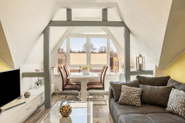 TV - Apartment 'Vogelnest Adlerhorst' with Shared Pool, Wi-Fi and Air Conditioning (Mühlhausen/Thüringen)