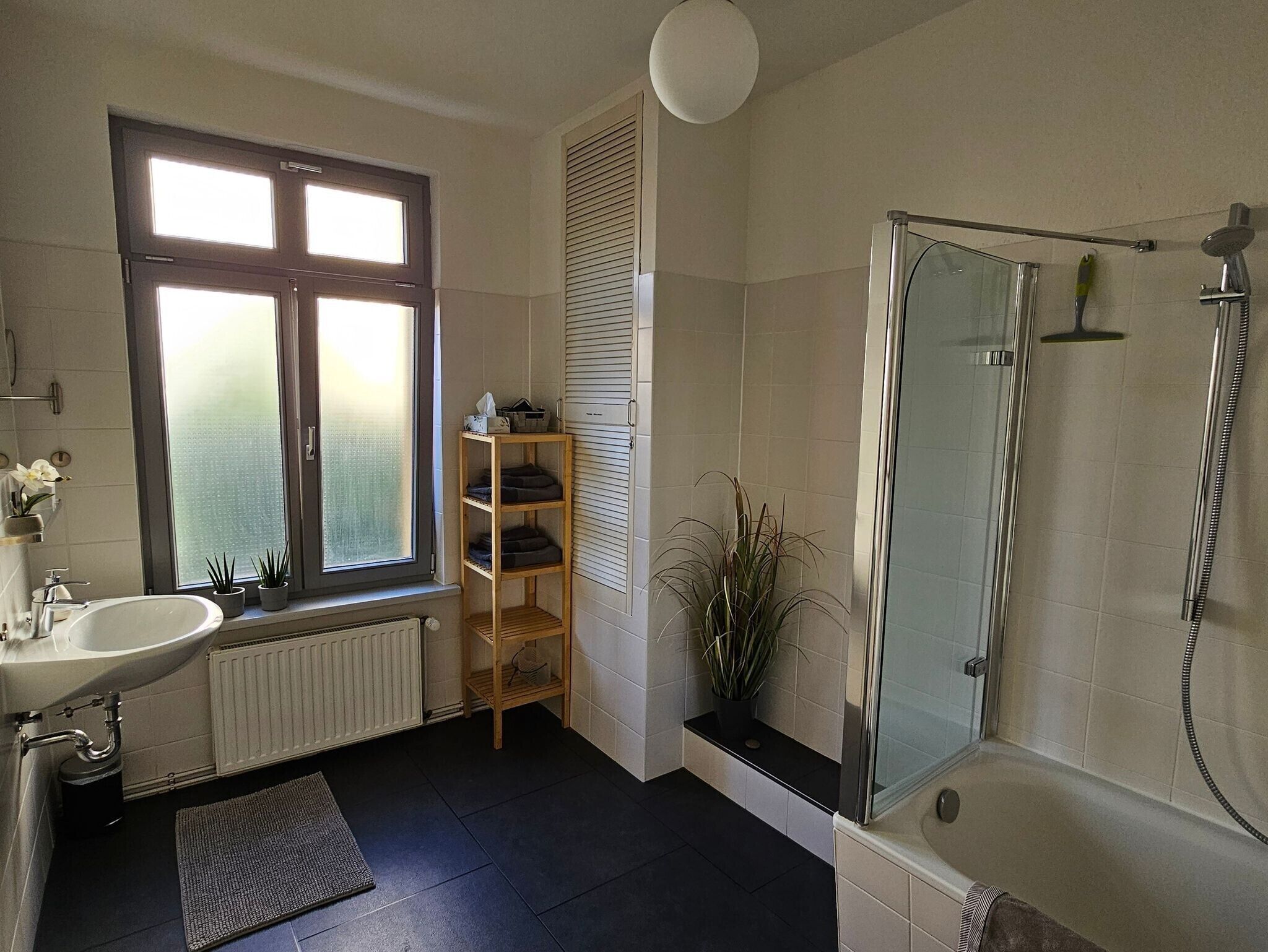 Een douche, een haardroger, handdoeken