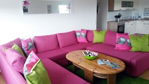 Télévision, table de tennis de table, chaîne hi-fi