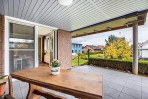 Outdoor dining - Apartment 'Haus-Landzeit' with Private Terrace, Shared Garden and Wi-Fi (Hörden am Harz)