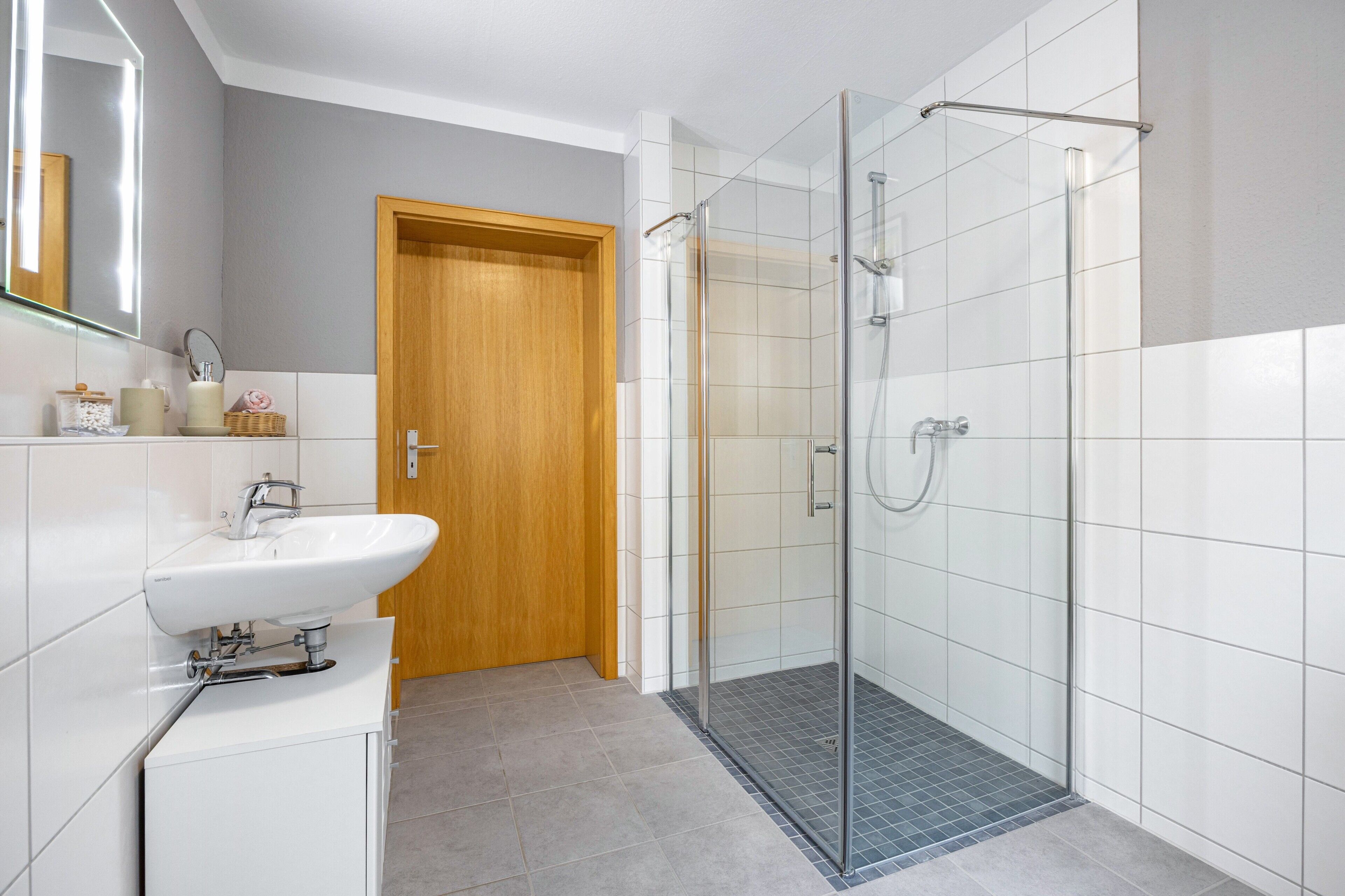 Shower, free toiletries, towels