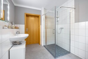 Dusche, kostenlose Toilettenartikel, Handtücher