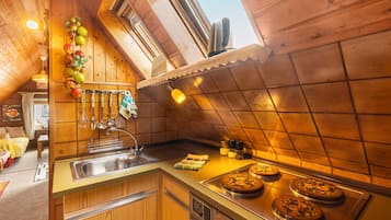 Een koelkast, een oven, een kookplaat, een koffiezetapparaat/waterkoker