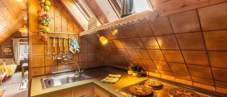 Kjøleskap, ovn, kokeplater og kaffetrakter/tekoker