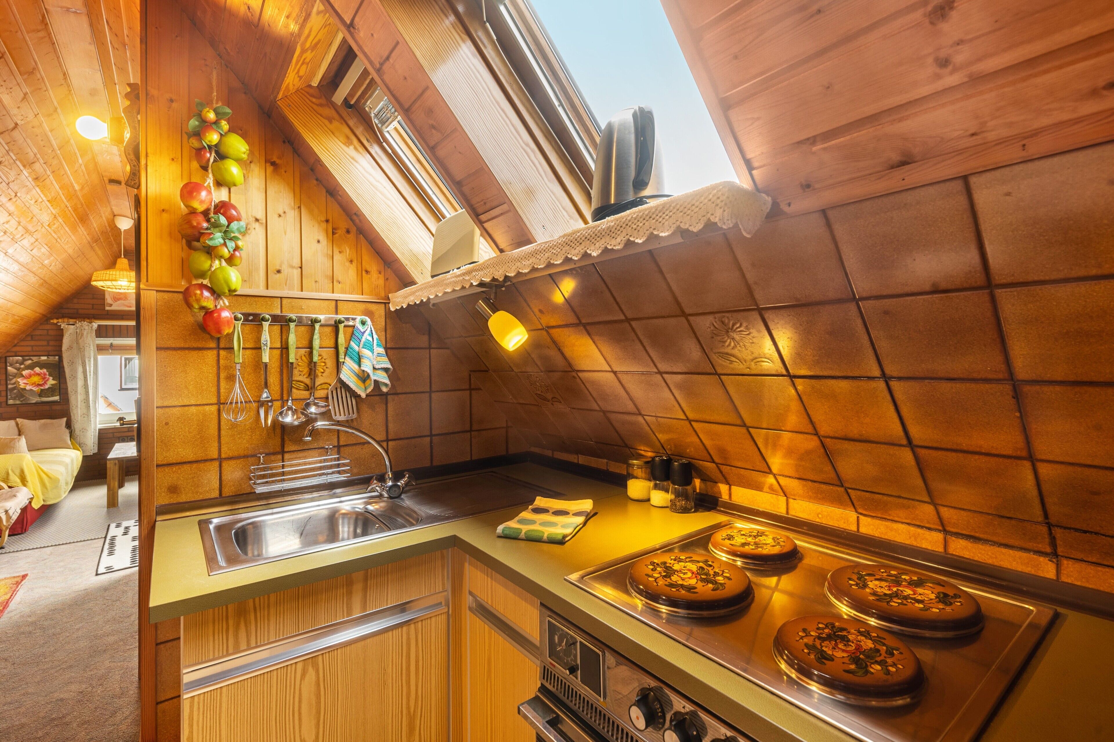 Réfrigérateur, four, plaque de cuisson, cafetière/bouilloire