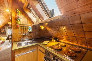 Refrigerador, horno, placa de cocina, cafetera/tetera