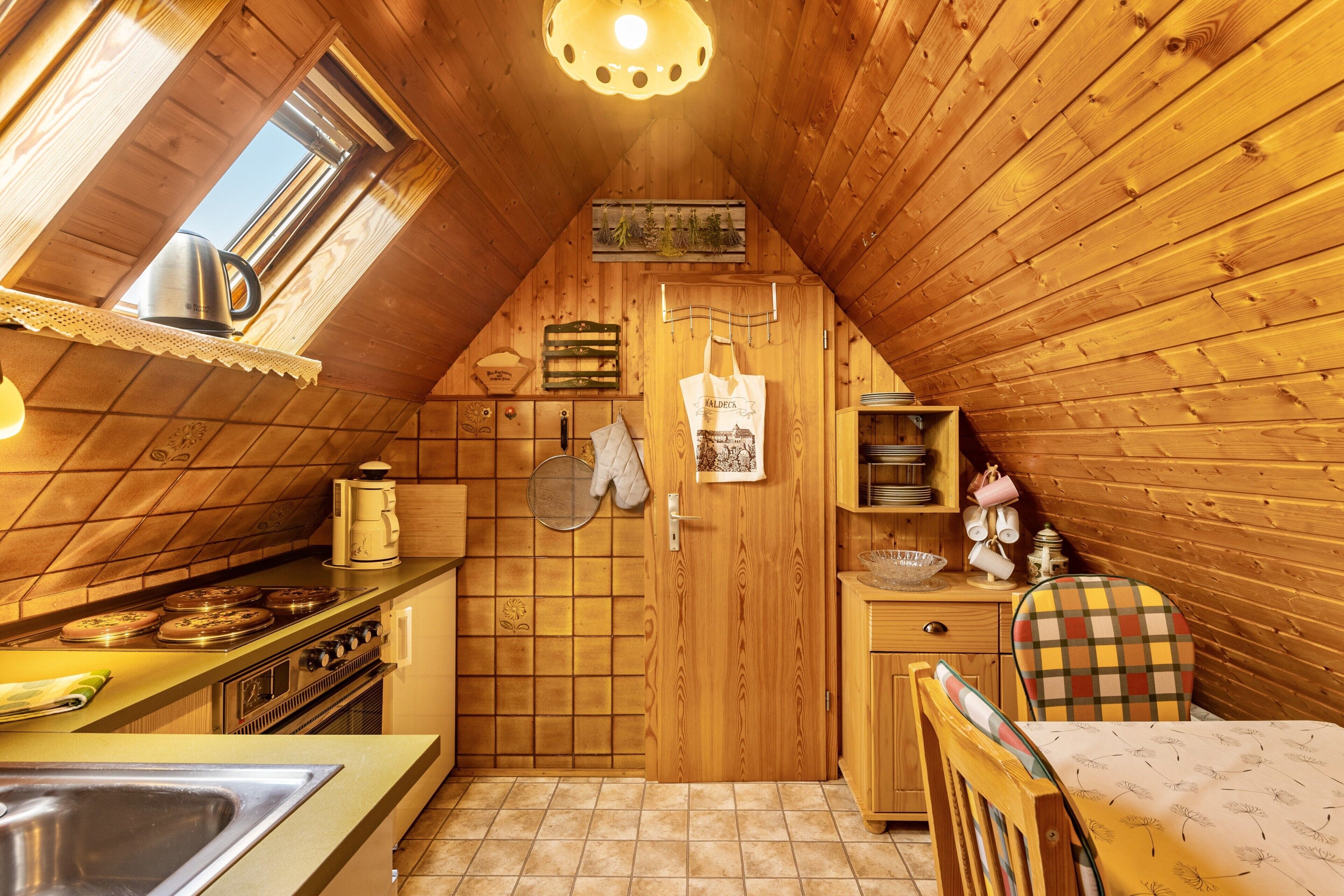 Kühlschrank, Ofen, Herdplatte, Wasserkocher mit Kaffee-/Teezubehör