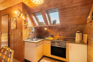 Kühlschrank, Ofen, Herdplatte, Wasserkocher mit Kaffee-/Teezubehör