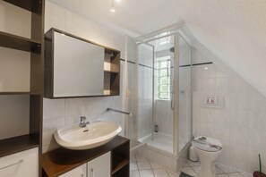 Dusche, Haartrockner, Handtücher