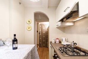 Geladeira, fogão, cooktop, talheres/pratos/utensílios de cozinha