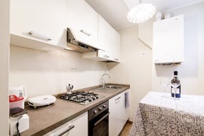 ثلاجة، فرن، موقد طهي مسطح، مستلزمات ط�هي/أطباق/أوعية