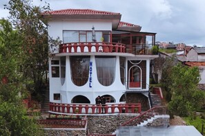 Vista frontal de la propiedad