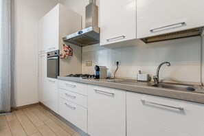 Fridge, stovetop, dishwasher, cookware/dishes/utensils