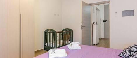 2 bedrooms, iron/ironing board, WiFi, bed sheets