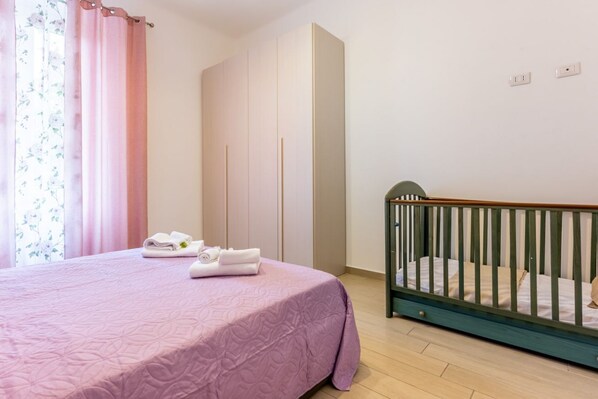 2 bedrooms, WiFi, bed sheets