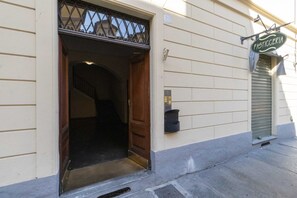 Exterior detail - GuestHost - San Donato & Piazza Statuto Appt x3 with Balcony (Torino)