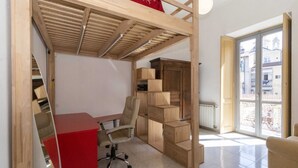 A room with a bunk bed, a desk, a chair, and a wardrobe. - GuestHost - San Donato & Piazza Statuto Appt x3 with Balcony (Torino)