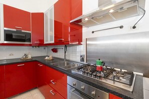 Fridge, microwave, oven, stovetop - GuestHost - San Donato & Piazza Statuto Appt x3 with Balcony (Torino)