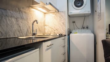 Refrigerador, microondas, placa de cocina, lavavajillas