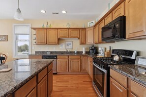 Réfrigérateur, four, lave-vaisselle, cafetière/bouilloire