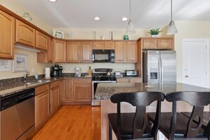 Kühlschrank, Ofen, Geschirrspüler, Wasserkocher mit Kaffee-/Teezubehör