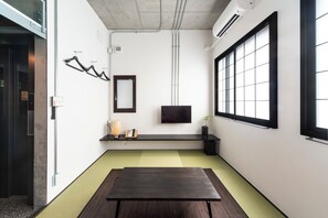 Caja de seguridad en la habitación y espacio para trabajar con laptop