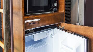 In-room safe, laptop workspace, blackout drapes, iron/ironing board