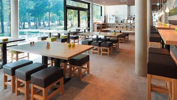 TĂ€gliches FrĂŒhstĂŒcksbuffet (12.50 EUR pro Person)