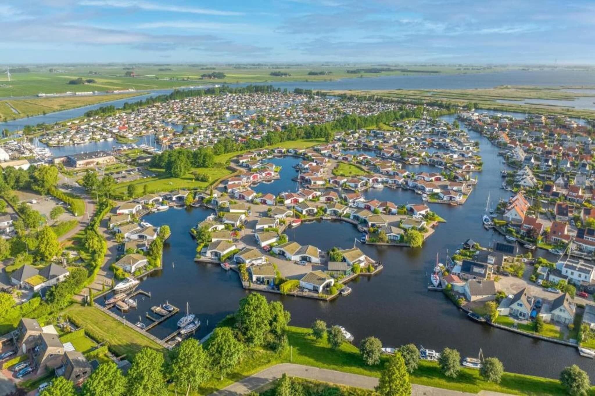 Un quartier résidentiel où les maisons sont disposées autour d’un plan d’eau central, et reliées par des canaux étroits.