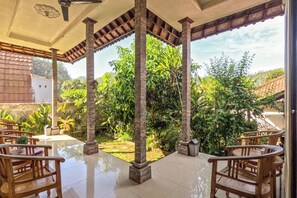 Chambre, salle de bains commune, vue jardin | Terrasse/Patio